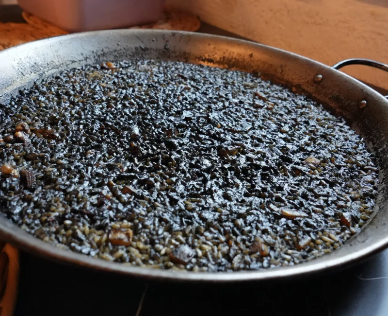 Arroz negro con sepia en paella, La Giralda Dénia