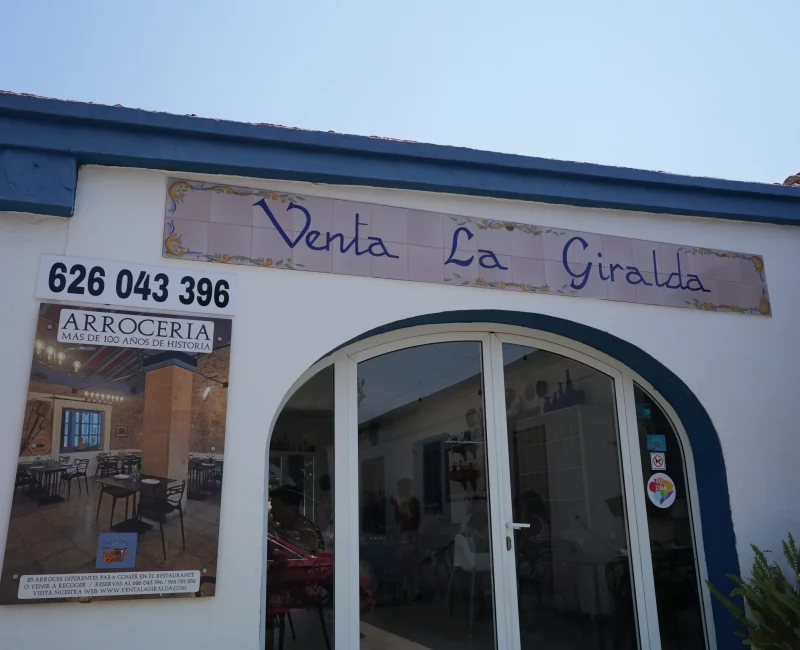 Cartel de Venta La Giralda pintado en la fachada, Dénia