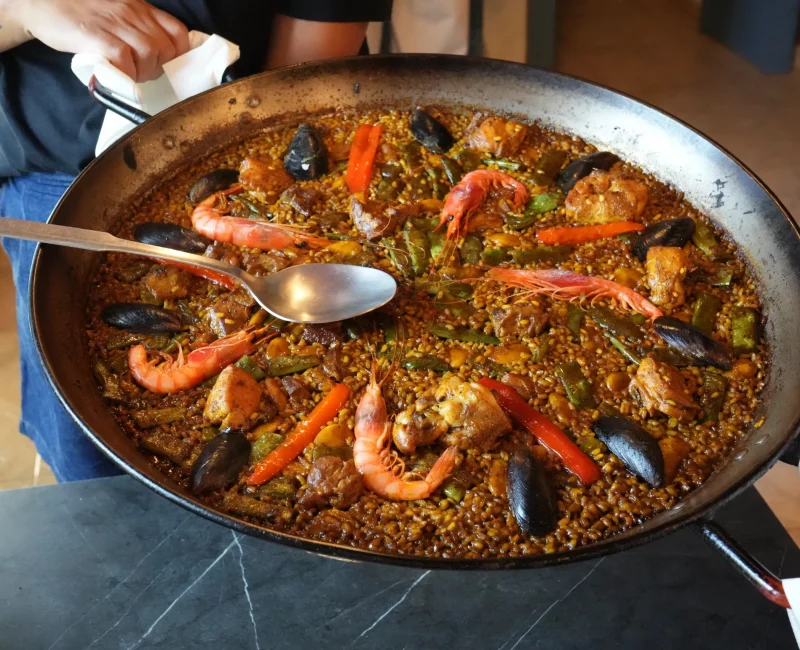 Paella marinera con gambas y mejillones de La Giralda en Dénia