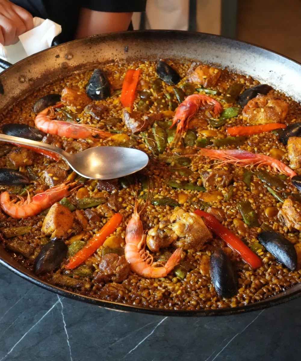 Paella marinera con gambas y mejillones de La Giralda en Dénia